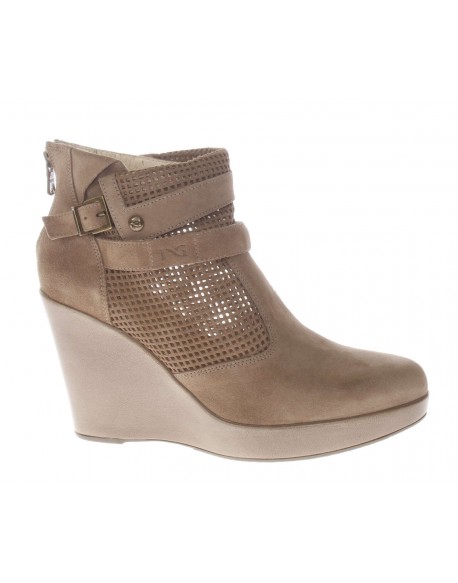 Nero Giardini  Tronchetto in camoscio fondo zeppa